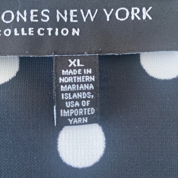 Jones New York black white polka dot V Neck, side gather, sleeveless top - Picture 9 of 13